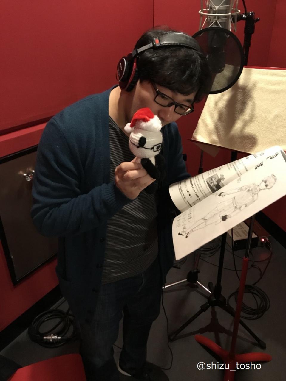 録音スタジオでパンダと「Ｌmagazine」を見る小野さん