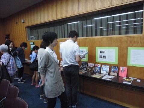 図書展示を閲覧する観覧者